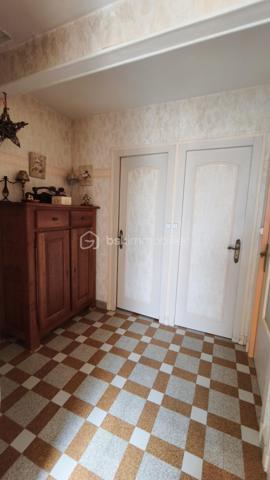 Maison élevée sur sous sol complet (hors sol) offrant de beaux volumes et un fort potentiel.
Elle se compose d'une entrée/hall qui distribue un séjour-salon, une cuisine fermée, 3 chambres, une salle d'eau, un WC et l'accès au sous sol.
Le sous sol est divisé en plusieurs espaces : garage VL / atelier / cuisine été et une pièce à définir en fonction de ses besoins.
A l'extérieur, vous profiterez d'un terrain entièrement clos (1357 m2) avec jardin - puits et serre