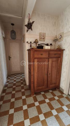 Maison élevée sur sous sol complet (hors sol) offrant de beaux volumes et un fort potentiel.
Elle se compose d'une entrée/hall qui distribue un séjour-salon, une cuisine fermée, 3 chambres, une salle d'eau, un WC et l'accès au sous sol.
Le sous sol est divisé en plusieurs espaces : garage VL / atelier / cuisine été et une pièce à définir en fonction de ses besoins.
A l'extérieur, vous profiterez d'un terrain entièrement clos (1357 m2) avec jardin - puits et serre