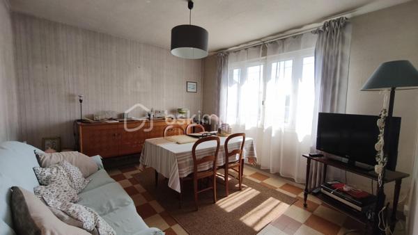 Maison élevée sur sous sol complet (hors sol) offrant de beaux volumes et un fort potentiel.
Elle se compose d'une entrée/hall qui distribue un séjour-salon, une cuisine fermée, 3 chambres, une salle d'eau, un WC et l'accès au sous sol.
Le sous sol est divisé en plusieurs espaces : garage VL / atelier / cuisine été et une pièce à définir en fonction de ses besoins.
A l'extérieur, vous profiterez d'un terrain entièrement clos (1357 m2) avec jardin - puits et serre