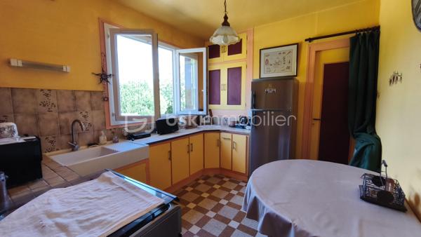 Maison élevée sur sous sol complet (hors sol) offrant de beaux volumes et un fort potentiel.
Elle se compose d'une entrée/hall qui distribue un séjour-salon, une cuisine fermée, 3 chambres, une salle d'eau, un WC et l'accès au sous sol.
Le sous sol est divisé en plusieurs espaces : garage VL / atelier / cuisine été et une pièce à définir en fonction de ses besoins.
A l'extérieur, vous profiterez d'un terrain entièrement clos (1357 m2) avec jardin - puits et serre