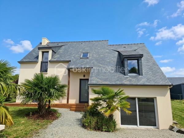 🏡 Maison familiale de 140 m² – environnement calme
📍 Située au fond d’une impasse, dans un cadre paisible et sécurisé, cette belle maison est idéale pour une famille à la recherche de confort et de praticité.
🚶‍♂️ À seulement quelques minutes à pied des commodités et 🚗 avec un accès très rapide à la voie express, elle bénéficie d’un emplacement stratégique.
🌳 Implantée sur un terrain d’environ 1000 m², cette maison ne nécessite aucun travaux : vous n’avez plus qu’à poser vos valises !
✨ Au rez-de-chaussée :
🛋️ Une spacieuse et lumineuse pièce de vie
🍽️ Cuisine ouverte
🌞 Accès direct à une agréable terrasse
🛏️ À l’étage :
4 chambres (➕ possibilité d’une 5e)
🚿 2 salles d’eau modernes
🚗 Garage et buanderie 
💡 Les + :
🔥 Chauffage au sol pour un confort optimal
🧳 Maison clé en main
🤫 Quartier calme et familial