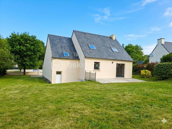 🏡 Maison familiale de 140 m² – environnement calme
📍 Située au fond d’une impasse, dans un cadre paisible et sécurisé, cette belle maison est idéale pour une famille à la recherche de confort et de praticité.
🚶‍♂️ À seulement quelques minutes à pied des commodités et 🚗 avec un accès très rapide à la voie express, elle bénéficie d’un emplacement stratégique.
🌳 Implantée sur un terrain d’environ 1000 m², cette maison ne nécessite aucun travaux : vous n’avez plus qu’à poser vos valises !
✨ Au rez-de-chaussée :
🛋️ Une spacieuse et lumineuse pièce de vie
🍽️ Cuisine ouverte
🌞 Accès direct à une agréable terrasse
🛏️ À l’étage :
4 chambres (➕ possibilité d’une 5e)
🚿 2 salles d’eau modernes
🚗 Garage et buanderie 
💡 Les + :
🔥 Chauffage au sol pour un confort optimal
🧳 Maison clé en main
🤫 Quartier calme et familial