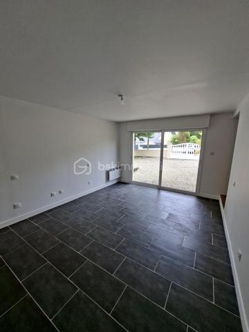 🏡 Maison familiale de 140 m² – environnement calme
📍 Située au fond d’une impasse, dans un cadre paisible et sécurisé, cette belle maison est idéale pour une famille à la recherche de confort et de praticité.
🚶‍♂️ À seulement quelques minutes à pied des commodités et 🚗 avec un accès très rapide à la voie express, elle bénéficie d’un emplacement stratégique.
🌳 Implantée sur un terrain d’environ 1000 m², cette maison ne nécessite aucun travaux : vous n’avez plus qu’à poser vos valises !
✨ Au rez-de-chaussée :
🛋️ Une spacieuse et lumineuse pièce de vie
🍽️ Cuisine ouverte
🌞 Accès direct à une agréable terrasse
🛏️ À l’étage :
4 chambres (➕ possibilité d’une 5e)
🚿 2 salles d’eau modernes
🚗 Garage et buanderie 
💡 Les + :
🔥 Chauffage au sol pour un confort optimal
🧳 Maison clé en main
🤫 Quartier calme et familial