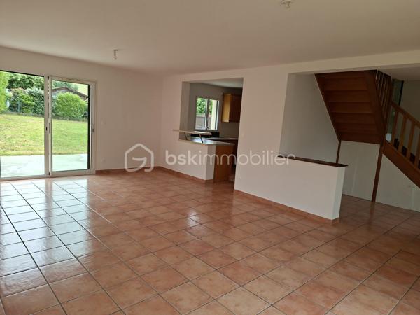 🏡 Maison familiale de 140 m² – environnement calme
📍 Située au fond d’une impasse, dans un cadre paisible et sécurisé, cette belle maison est idéale pour une famille à la recherche de confort et de praticité.
🚶‍♂️ À seulement quelques minutes à pied des commodités et 🚗 avec un accès très rapide à la voie express, elle bénéficie d’un emplacement stratégique.
🌳 Implantée sur un terrain d’environ 1000 m², cette maison ne nécessite aucun travaux : vous n’avez plus qu’à poser vos valises !
✨ Au rez-de-chaussée :
🛋️ Une spacieuse et lumineuse pièce de vie
🍽️ Cuisine ouverte
🌞 Accès direct à une agréable terrasse
🛏️ À l’étage :
4 chambres (➕ possibilité d’une 5e)
🚿 2 salles d’eau modernes
🚗 Garage et buanderie 
💡 Les + :
🔥 Chauffage au sol pour un confort optimal
🧳 Maison clé en main
🤫 Quartier calme et familial