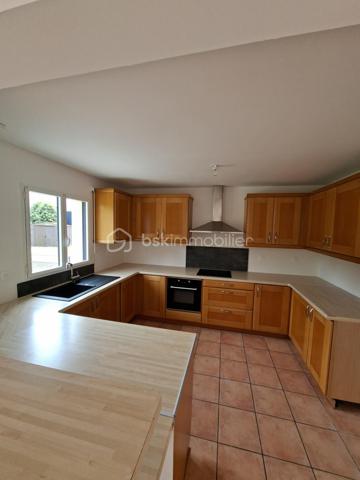 🏡 Maison familiale de 140 m² – environnement calme
📍 Située au fond d’une impasse, dans un cadre paisible et sécurisé, cette belle maison est idéale pour une famille à la recherche de confort et de praticité.
🚶‍♂️ À seulement quelques minutes à pied des commodités et 🚗 avec un accès très rapide à la voie express, elle bénéficie d’un emplacement stratégique.
🌳 Implantée sur un terrain d’environ 1000 m², cette maison ne nécessite aucun travaux : vous n’avez plus qu’à poser vos valises !
✨ Au rez-de-chaussée :
🛋️ Une spacieuse et lumineuse pièce de vie
🍽️ Cuisine ouverte
🌞 Accès direct à une agréable terrasse
🛏️ À l’étage :
4 chambres (➕ possibilité d’une 5e)
🚿 2 salles d’eau modernes
🚗 Garage et buanderie 
💡 Les + :
🔥 Chauffage au sol pour un confort optimal
🧳 Maison clé en main
🤫 Quartier calme et familial