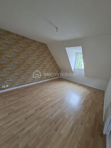 🏡 Maison familiale de 140 m² – environnement calme
📍 Située au fond d’une impasse, dans un cadre paisible et sécurisé, cette belle maison est idéale pour une famille à la recherche de confort et de praticité.
🚶‍♂️ À seulement quelques minutes à pied des commodités et 🚗 avec un accès très rapide à la voie express, elle bénéficie d’un emplacement stratégique.
🌳 Implantée sur un terrain d’environ 1000 m², cette maison ne nécessite aucun travaux : vous n’avez plus qu’à poser vos valises !
✨ Au rez-de-chaussée :
🛋️ Une spacieuse et lumineuse pièce de vie
🍽️ Cuisine ouverte
🌞 Accès direct à une agréable terrasse
🛏️ À l’étage :
4 chambres (➕ possibilité d’une 5e)
🚿 2 salles d’eau modernes
🚗 Garage et buanderie 
💡 Les + :
🔥 Chauffage au sol pour un confort optimal
🧳 Maison clé en main
🤫 Quartier calme et familial