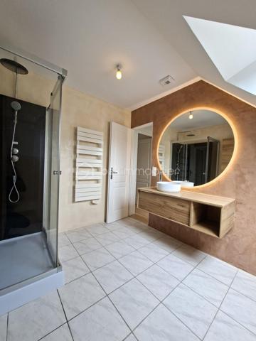 🏡 Maison familiale de 140 m² – environnement calme
📍 Située au fond d’une impasse, dans un cadre paisible et sécurisé, cette belle maison est idéale pour une famille à la recherche de confort et de praticité.
🚶‍♂️ À seulement quelques minutes à pied des commodités et 🚗 avec un accès très rapide à la voie express, elle bénéficie d’un emplacement stratégique.
🌳 Implantée sur un terrain d’environ 1000 m², cette maison ne nécessite aucun travaux : vous n’avez plus qu’à poser vos valises !
✨ Au rez-de-chaussée :
🛋️ Une spacieuse et lumineuse pièce de vie
🍽️ Cuisine ouverte
🌞 Accès direct à une agréable terrasse
🛏️ À l’étage :
4 chambres (➕ possibilité d’une 5e)
🚿 2 salles d’eau modernes
🚗 Garage et buanderie 
💡 Les + :
🔥 Chauffage au sol pour un confort optimal
🧳 Maison clé en main
🤫 Quartier calme et familial