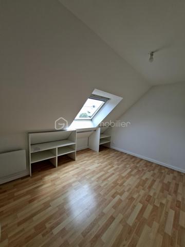 🏡 Maison familiale de 140 m² – environnement calme
📍 Située au fond d’une impasse, dans un cadre paisible et sécurisé, cette belle maison est idéale pour une famille à la recherche de confort et de praticité.
🚶‍♂️ À seulement quelques minutes à pied des commodités et 🚗 avec un accès très rapide à la voie express, elle bénéficie d’un emplacement stratégique.
🌳 Implantée sur un terrain d’environ 1000 m², cette maison ne nécessite aucun travaux : vous n’avez plus qu’à poser vos valises !
✨ Au rez-de-chaussée :
🛋️ Une spacieuse et lumineuse pièce de vie
🍽️ Cuisine ouverte
🌞 Accès direct à une agréable terrasse
🛏️ À l’étage :
4 chambres (➕ possibilité d’une 5e)
🚿 2 salles d’eau modernes
🚗 Garage et buanderie 
💡 Les + :
🔥 Chauffage au sol pour un confort optimal
🧳 Maison clé en main
🤫 Quartier calme et familial