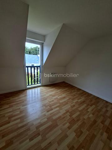 🏡 Maison familiale de 140 m² – environnement calme
📍 Située au fond d’une impasse, dans un cadre paisible et sécurisé, cette belle maison est idéale pour une famille à la recherche de confort et de praticité.
🚶‍♂️ À seulement quelques minutes à pied des commodités et 🚗 avec un accès très rapide à la voie express, elle bénéficie d’un emplacement stratégique.
🌳 Implantée sur un terrain d’environ 1000 m², cette maison ne nécessite aucun travaux : vous n’avez plus qu’à poser vos valises !
✨ Au rez-de-chaussée :
🛋️ Une spacieuse et lumineuse pièce de vie
🍽️ Cuisine ouverte
🌞 Accès direct à une agréable terrasse
🛏️ À l’étage :
4 chambres (➕ possibilité d’une 5e)
🚿 2 salles d’eau modernes
🚗 Garage et buanderie 
💡 Les + :
🔥 Chauffage au sol pour un confort optimal
🧳 Maison clé en main
🤫 Quartier calme et familial
