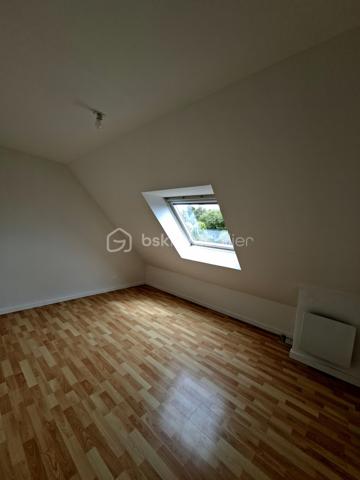 🏡 Maison familiale de 140 m² – environnement calme
📍 Située au fond d’une impasse, dans un cadre paisible et sécurisé, cette belle maison est idéale pour une famille à la recherche de confort et de praticité.
🚶‍♂️ À seulement quelques minutes à pied des commodités et 🚗 avec un accès très rapide à la voie express, elle bénéficie d’un emplacement stratégique.
🌳 Implantée sur un terrain d’environ 1000 m², cette maison ne nécessite aucun travaux : vous n’avez plus qu’à poser vos valises !
✨ Au rez-de-chaussée :
🛋️ Une spacieuse et lumineuse pièce de vie
🍽️ Cuisine ouverte
🌞 Accès direct à une agréable terrasse
🛏️ À l’étage :
4 chambres (➕ possibilité d’une 5e)
🚿 2 salles d’eau modernes
🚗 Garage et buanderie 
💡 Les + :
🔥 Chauffage au sol pour un confort optimal
🧳 Maison clé en main
🤫 Quartier calme et familial