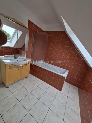🏡 Maison familiale de 140 m² – environnement calme
📍 Située au fond d’une impasse, dans un cadre paisible et sécurisé, cette belle maison est idéale pour une famille à la recherche de confort et de praticité.
🚶‍♂️ À seulement quelques minutes à pied des commodités et 🚗 avec un accès très rapide à la voie express, elle bénéficie d’un emplacement stratégique.
🌳 Implantée sur un terrain d’environ 1000 m², cette maison ne nécessite aucun travaux : vous n’avez plus qu’à poser vos valises !
✨ Au rez-de-chaussée :
🛋️ Une spacieuse et lumineuse pièce de vie
🍽️ Cuisine ouverte
🌞 Accès direct à une agréable terrasse
🛏️ À l’étage :
4 chambres (➕ possibilité d’une 5e)
🚿 2 salles d’eau modernes
🚗 Garage et buanderie 
💡 Les + :
🔥 Chauffage au sol pour un confort optimal
🧳 Maison clé en main
🤫 Quartier calme et familial