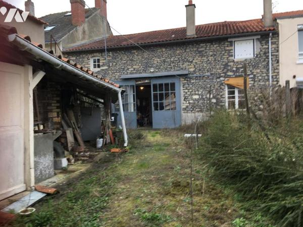 MAISON D'HABITATION EN CENTRE VILLE AVEC GARAGE ET JARDIN 