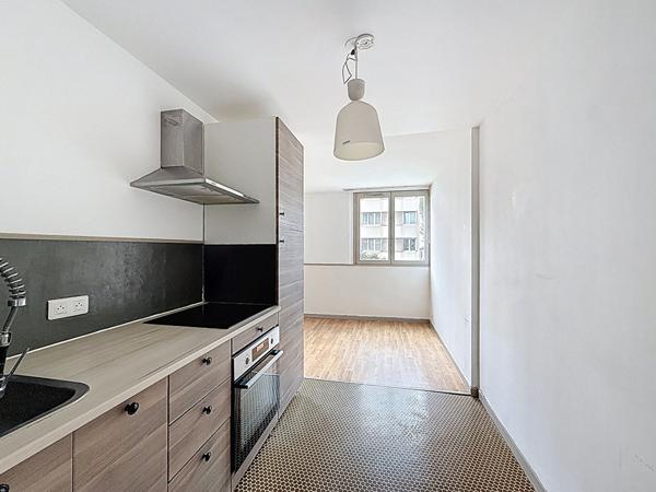 MONTREUIL, QUARTIER FAMILIAL ET COMMERCANT DE PAUL SIGNAC, 10 MIN DU METRO, APPARTEMENT 3 PIECES AU CALME.