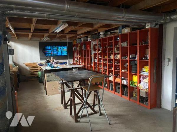 COMMUNE de THIVARS, proche accès de l'Autoroute , (1heure de PARIS).

Ancien Atelier d'Artist...