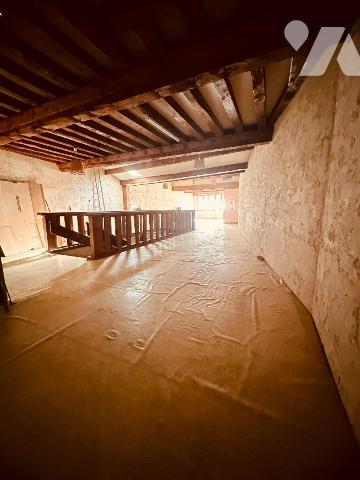 Immeuble à usage commercial édifié sur sous-sol, et composé:
d'un rez-de-chaussée divisé en de...