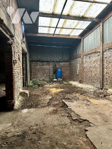 Immeuble à usage commercial édifié sur sous-sol, et composé:
d'un rez-de-chaussée divisé en de...