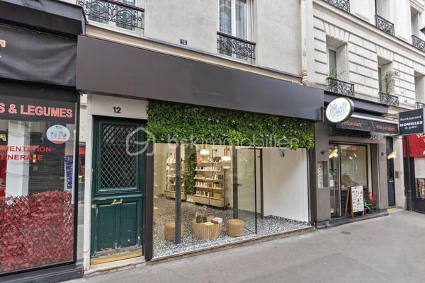 Cession de droit au bail – Emplacement recherché

Vous recherchez un emplacement de qualité pour développer votre activité dans l'un des quartiers les plus dynamiques de Paris ?

Découvrez ce local commercial idéalement situé au cœur du quartier Montparnasse, bénéficiant d'un environnement commerçant attractif et d'un flux de passage régulier.

Le local développe une superficie d'environ 26 m² et comprend un espace commercial, une pièce à l'arrière ainsi qu'un WC.