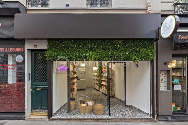 Cession de droit au bail – Emplacement recherché

Vous recherchez un emplacement de qualité pour développer votre activité dans l'un des quartiers les plus dynamiques de Paris ?

Découvrez ce local commercial idéalement situé au cœur du quartier Montparnasse, bénéficiant d'un environnement commerçant attractif et d'un flux de passage régulier.

Le local développe une superficie d'environ 26 m² et comprend un espace commercial, une pièce à l'arrière ainsi qu'un WC.