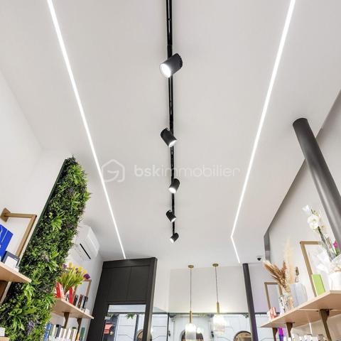 Cession de droit au bail – Emplacement recherché

Vous recherchez un emplacement de qualité pour développer votre activité dans l'un des quartiers les plus dynamiques de Paris ?

Découvrez ce local commercial idéalement situé au cœur du quartier Montparnasse, bénéficiant d'un environnement commerçant attractif et d'un flux de passage régulier.

Le local développe une superficie d'environ 26 m² et comprend un espace commercial, une pièce à l'arrière ainsi qu'un WC.