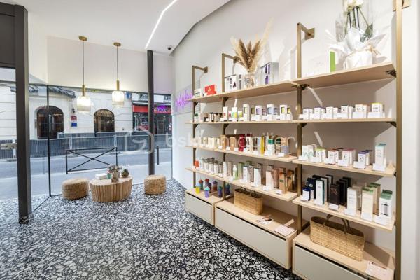 Cession de droit au bail – Emplacement recherché

Vous recherchez un emplacement de qualité pour développer votre activité dans l'un des quartiers les plus dynamiques de Paris ?

Découvrez ce local commercial idéalement situé au cœur du quartier Montparnasse, bénéficiant d'un environnement commerçant attractif et d'un flux de passage régulier.

Le local développe une superficie d'environ 26 m² et comprend un espace commercial, une pièce à l'arrière ainsi qu'un WC.