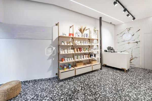 Cession de droit au bail – Emplacement recherché

Vous recherchez un emplacement de qualité pour développer votre activité dans l'un des quartiers les plus dynamiques de Paris ?

Découvrez ce local commercial idéalement situé au cœur du quartier Montparnasse, bénéficiant d'un environnement commerçant attractif et d'un flux de passage régulier.

Le local développe une superficie d'environ 26 m² et comprend un espace commercial, une pièce à l'arrière ainsi qu'un WC.