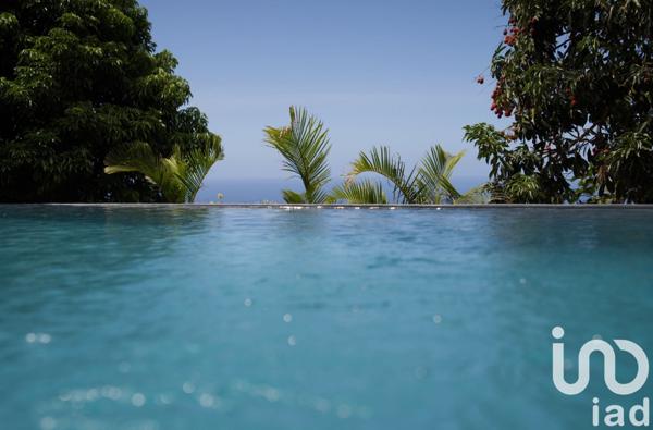 Maison 8 pièces de 223 m² à Les Avirons (97425)