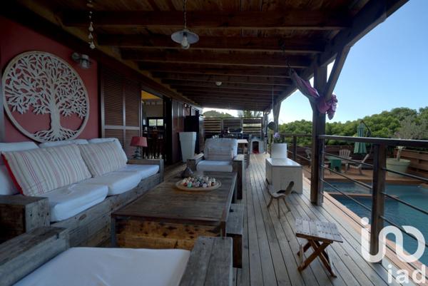 Maison 8 pièces de 223 m² à Les Avirons (97425)