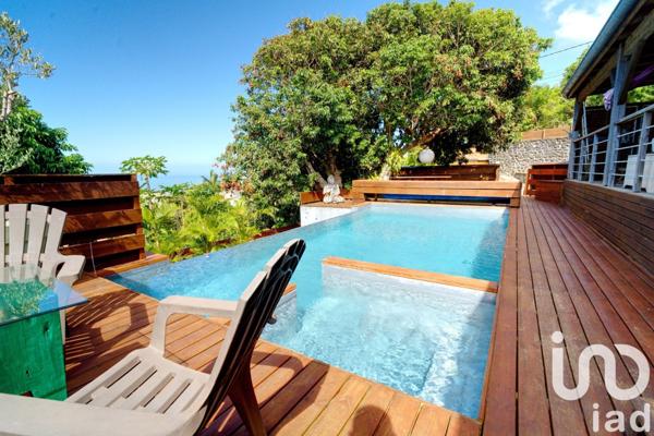 Maison 8 pièces de 223 m² à Les Avirons (97425)