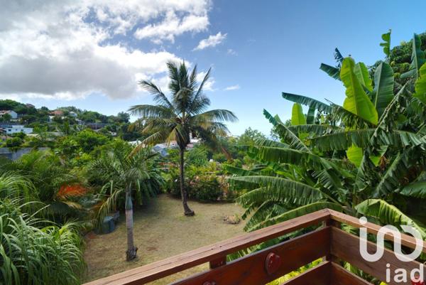 Maison 8 pièces de 223 m² à Les Avirons (97425)