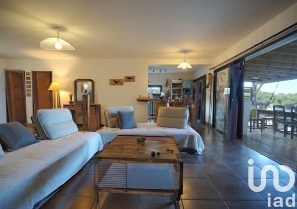 Maison 8 pièces de 223 m² à Les Avirons (97425)