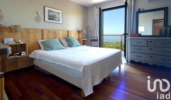 Maison 8 pièces de 223 m² à Les Avirons (97425)