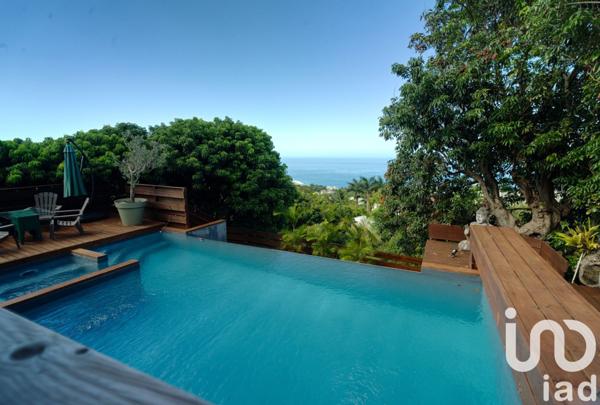 Maison 8 pièces de 223 m² à Les Avirons (97425)