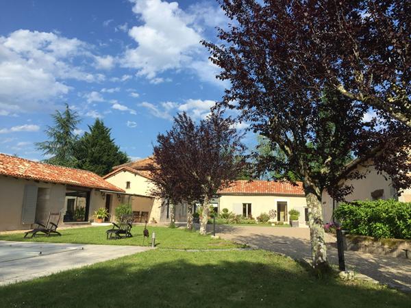 A VENDRE MAISON ANCIENNE DE PLUS DE 350m² avec maison d'amis, dépendances, piscine et plus d'1hectare de terrain.