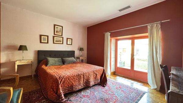 A VENDRE MAISON ANCIENNE DE PLUS DE 350m² avec maison d'amis, dépendances, piscine et plus d'1hectare de terrain.