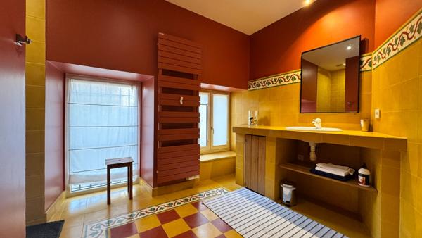 A VENDRE MAISON ANCIENNE DE PLUS DE 350m² avec maison d'amis, dépendances, piscine et plus d'1hectare de terrain.