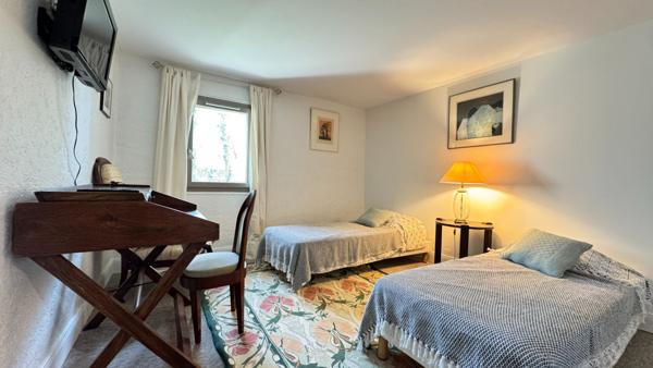 A VENDRE MAISON ANCIENNE DE PLUS DE 350m² avec maison d'amis, dépendances, piscine et plus d'1hectare de terrain.