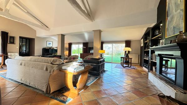 A VENDRE MAISON ANCIENNE DE PLUS DE 350m² avec maison d'amis, dépendances, piscine et plus d'1hectare de terrain.