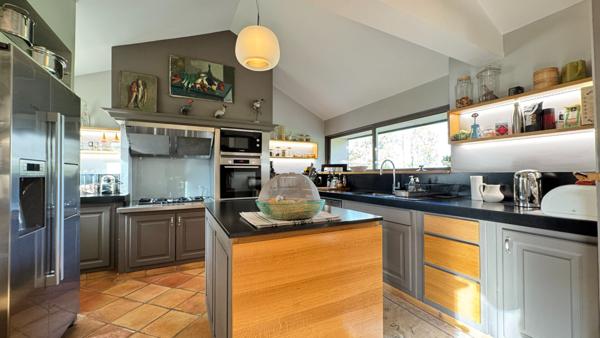 A VENDRE MAISON ANCIENNE DE PLUS DE 350m² avec maison d'amis, dépendances, piscine et plus d'1hectare de terrain.