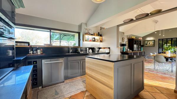 A VENDRE MAISON ANCIENNE DE PLUS DE 350m² avec maison d'amis, dépendances, piscine et plus d'1hectare de terrain.