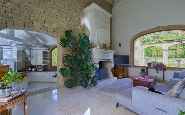 Maison à vendre    6 pièces •  Saint-Michel-l'Observatoire