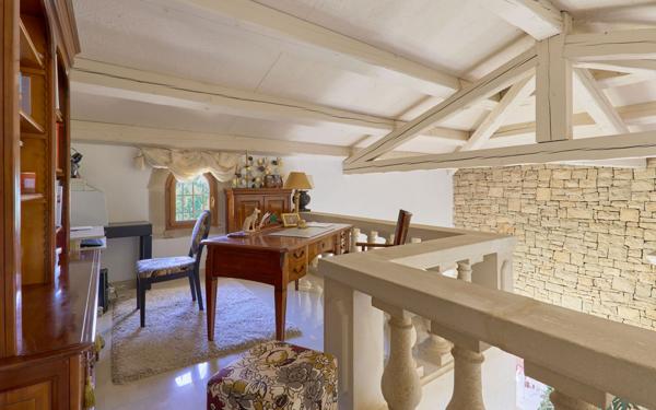 Maison à vendre    6 pièces •  Saint-Michel-l'Observatoire