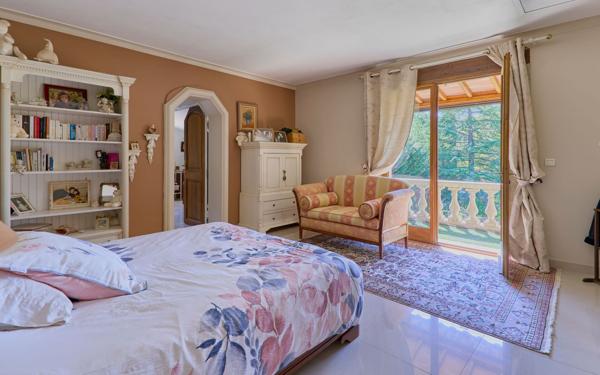 Maison à vendre    6 pièces •  Saint-Michel-l'Observatoire