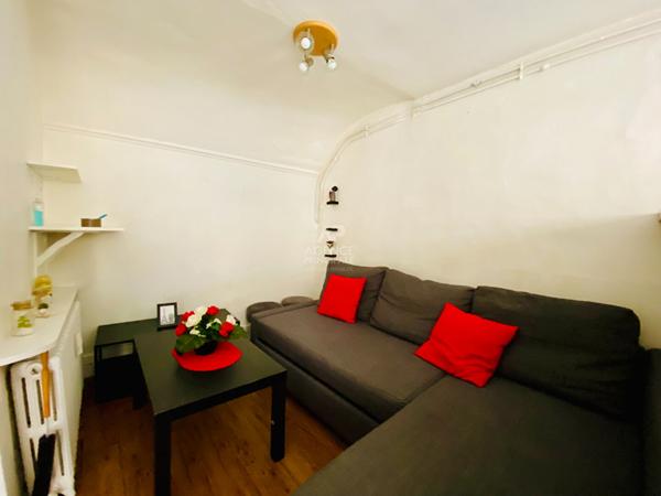 "Versailles Saint-Louis" Studio meublé de 15 m² ! Loyer 650 €/mois charges comprises **  - Référence  22483