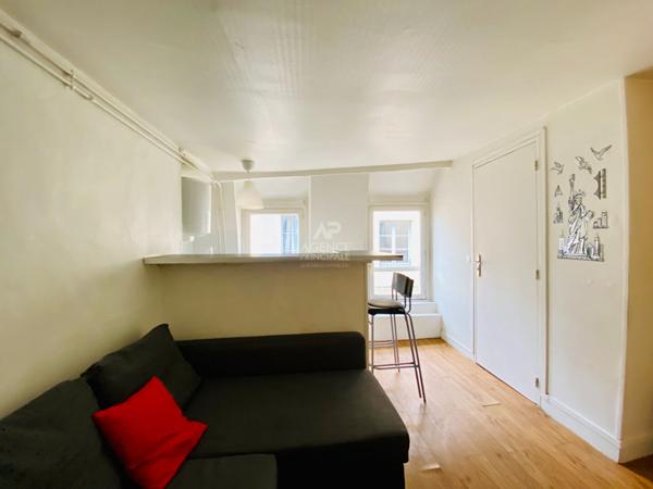 "Versailles Saint-Louis" Studio meublé de 15 m² ! Loyer 650 €/mois charges comprises **  - Référence  22483
