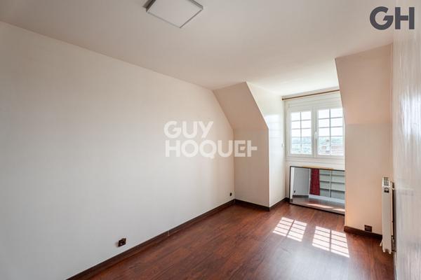 MAISON FAMILIALE AVEC SOUS-SOL DE 6 PIECES ( environ 196 m²) À SAINTRY-SUR-SEINE