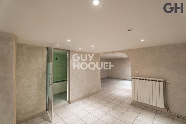 MAISON FAMILIALE AVEC SOUS-SOL DE 6 PIECES ( environ 196 m²) À SAINTRY-SUR-SEINE