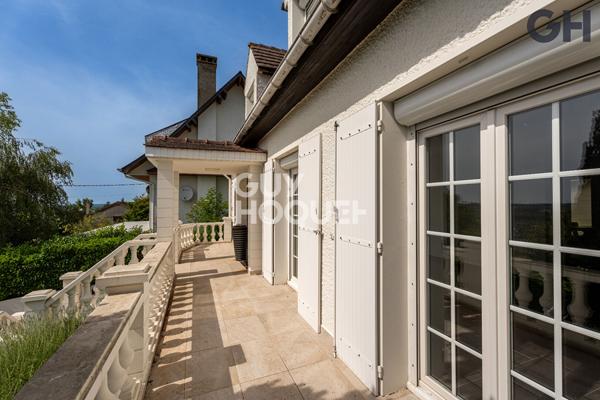 MAISON FAMILIALE AVEC SOUS-SOL DE 6 PIECES ( environ 196 m²) À SAINTRY-SUR-SEINE