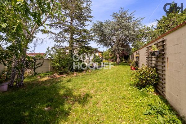 MAISON FAMILIALE AVEC SOUS-SOL DE 6 PIECES ( environ 196 m²) À SAINTRY-SUR-SEINE