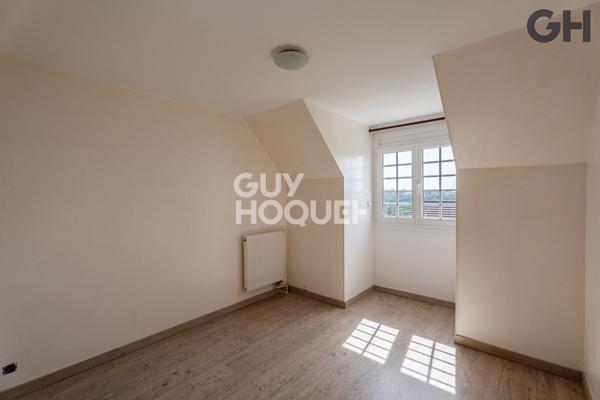 MAISON FAMILIALE AVEC SOUS-SOL DE 6 PIECES ( environ 196 m²) À SAINTRY-SUR-SEINE