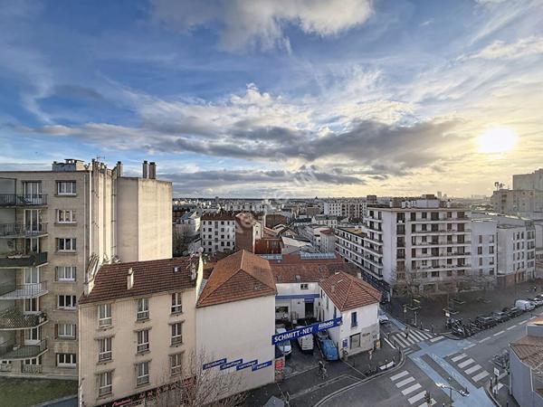 MONTREUIL, AU PIED DU METRO CROIX DE CHAVAUX, DERNIER ETAGE SANS VIS A VIS, 3 PIÈCES AVEC CAVE ET PARKING.